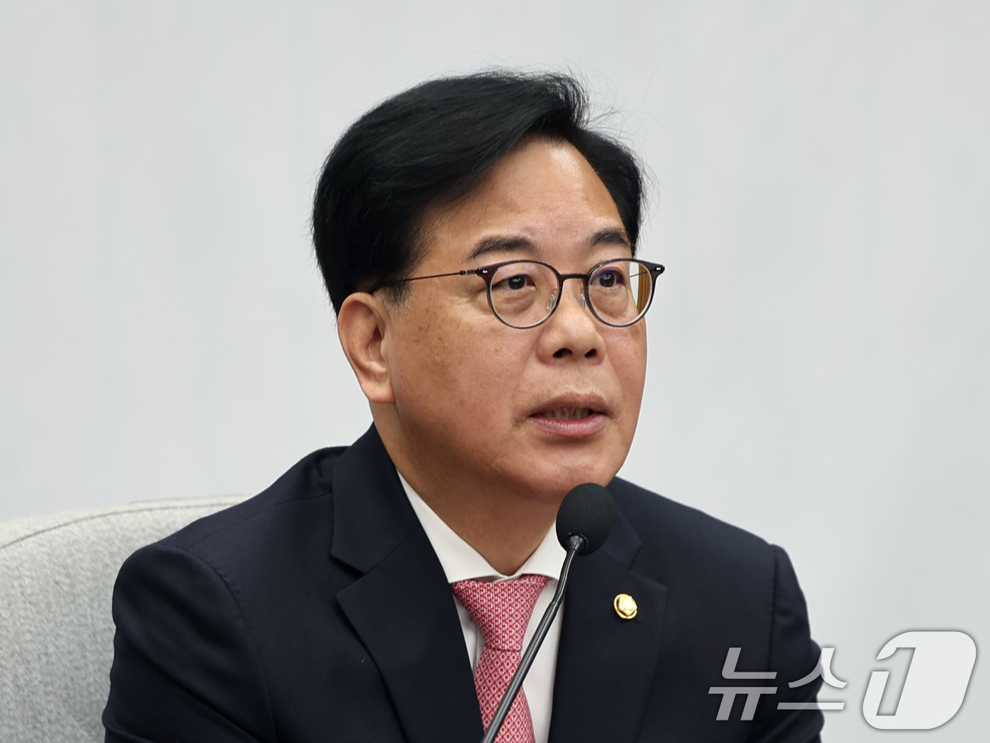 (서울=뉴스1) 황기선 기자 = 송언석 국민의힘 원내대표가 8일 오전 서울 여의도 국회에서 열린 원내대책회의에서 모두발언을 하고 있다. 2026.5.8/뉴스1