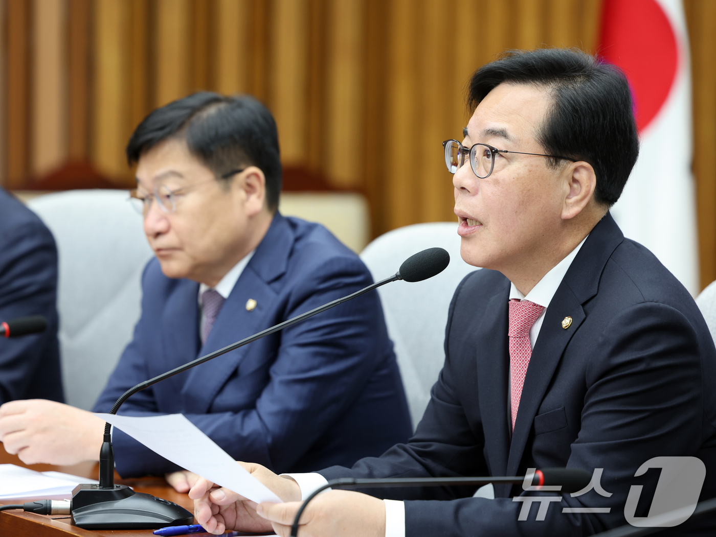 (서울=뉴스1) 황기선 기자 = 송언석 국민의힘 원내대표가 8일 오전 서울 여의도 국회에서 열린 원내대책회의에서 모두발언을 하고 있다. 2026.5.8/뉴스1