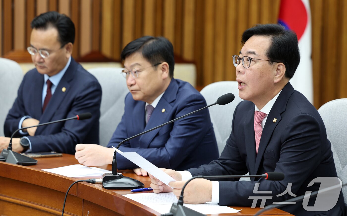 본문 이미지 - 송언석 국민의힘 원내대표가 8일 오전 서울 여의도 국회에서 열린 원내대책회의에서 모두발언을 하고 있다. 2026.5.8 ⓒ 뉴스1 황기선 기자