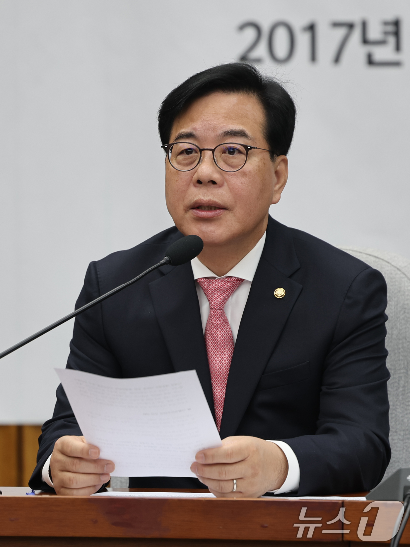 (서울=뉴스1) 황기선 기자 = 송언석 국민의힘 원내대표가 8일 오전 서울 여의도 국회에서 열린 원내대책회의에서 모두발언을 하고 있다. 2026.5.8/뉴스1