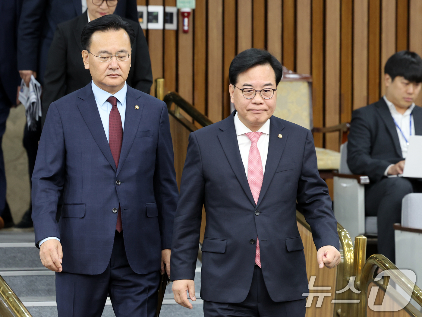 (서울=뉴스1) 황기선 기자 = 송언석 국민의힘 원내대표와 유상범 원내운영수석부대표가 8일 오전 서울 여의도 국회에서 열린 원내대책회의에 참석하고 있다.  2026.5.8/뉴스1