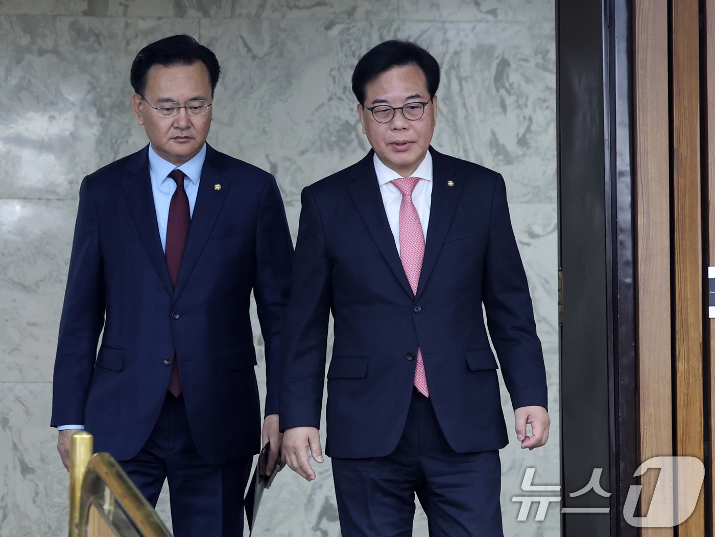(서울=뉴스1) 황기선 기자 = 송언석 국민의힘 원내대표와 유상범 원내운영수석부대표가 8일 오전 서울 여의도 국회에서 열린 원내대책회의에 참석하고 있다.  2026.5.8/뉴스1