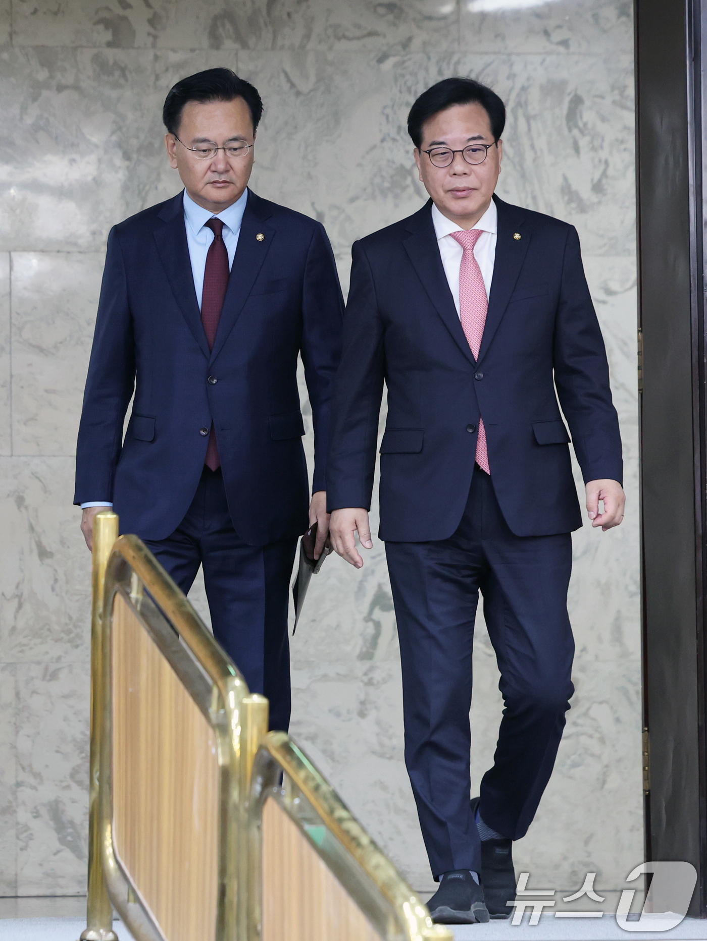 (서울=뉴스1) 황기선 기자 = 송언석 국민의힘 원내대표와 유상범 원내운영수석부대표가 8일 오전 서울 여의도 국회에서 열린 원내대책회의에 참석하고 있다.  2026.5.8/뉴스1