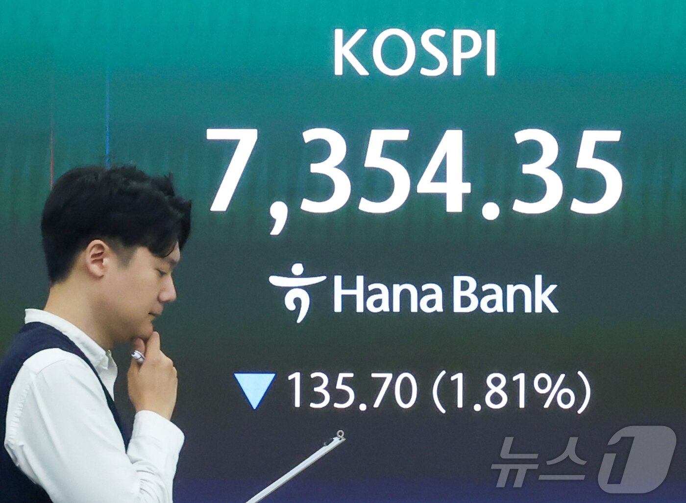본문 이미지 - 8일 서울 중구 하나은행 딜링룸 전광판에 코스피 지수가 표시돼 있다. 이날 코스피는 전 거래일보다 136.11포인트 내린 7353.94에 출발했다. 2026.5.8 ⓒ 뉴스1 이종수 인턴기자