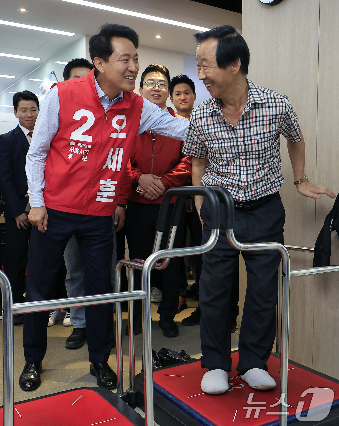 (서울=뉴스1) 박정호 기자 = 오세훈 국민의힘 서울시장 후보가 8일 오전 서울시 은평구 서오릉로 서울디지털동행플라자 은평센터에서 '아이와 부모, 어르신까지 안심하는 서울시' 돌봄 …
