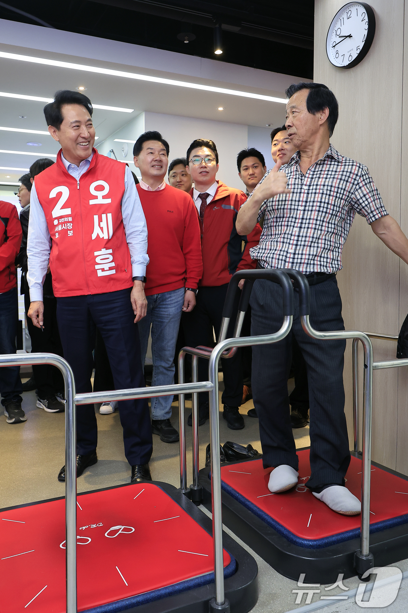 (서울=뉴스1) 박정호 기자 = 오세훈 국민의힘 서울시장 후보가 8일 오전 서울시 은평구 서오릉로 서울디지털동행플라자 은평센터에서 '아이와 부모, 어르신까지 안심하는 서울시' 돌봄 …