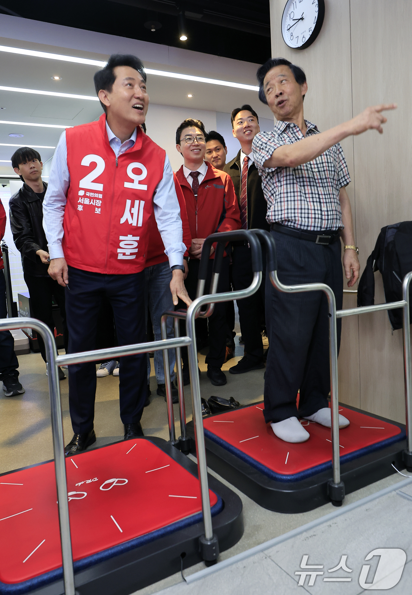 (서울=뉴스1) 박정호 기자 = 오세훈 국민의힘 서울시장 후보가 8일 오전 서울시 은평구 서오릉로 서울디지털동행플라자 은평센터에서 '아이와 부모, 어르신까지 안심하는 서울시' 돌봄 …