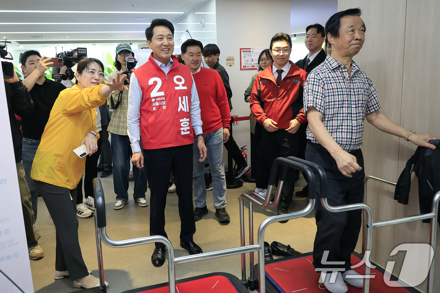 (서울=뉴스1) 박정호 기자 = 오세훈 국민의힘 서울시장 후보가 8일 오전 서울시 은평구 서오릉로 서울디지털동행플라자 은평센터에서 '아이와 부모, 어르신까지 안심하는 서울시' 돌봄 …