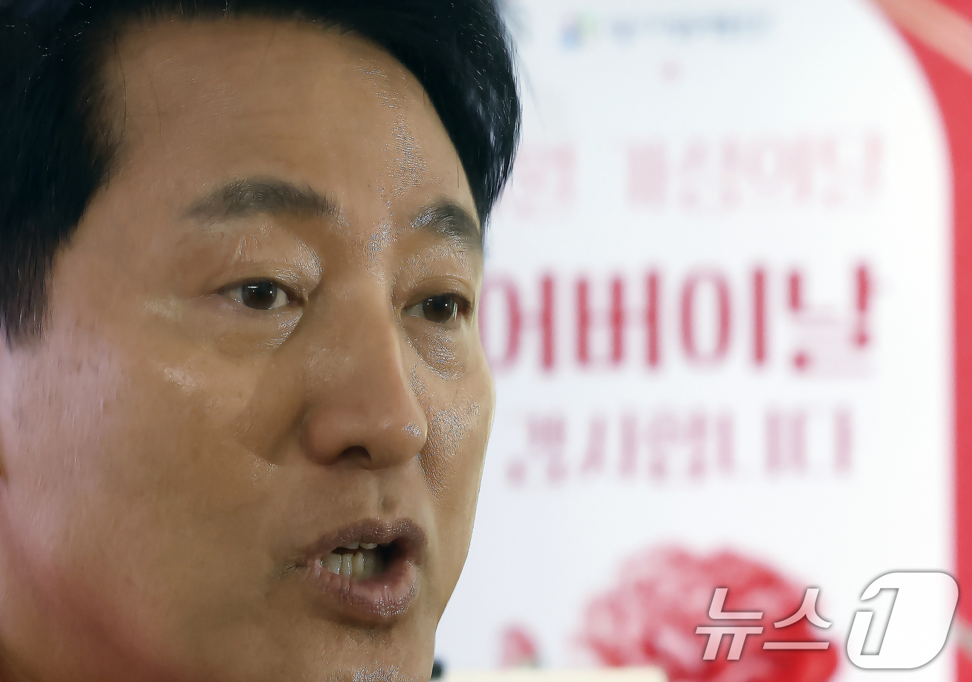 (서울=뉴스1) 박정호 기자 = 오세훈 국민의힘 서울시장 후보가 8일 오전 서울시 은평구 서오릉로 서울디지털동행플라자 은평센터에서 '아이와 부모, 어르신까지 안심하는 서울시' 돌봄 …