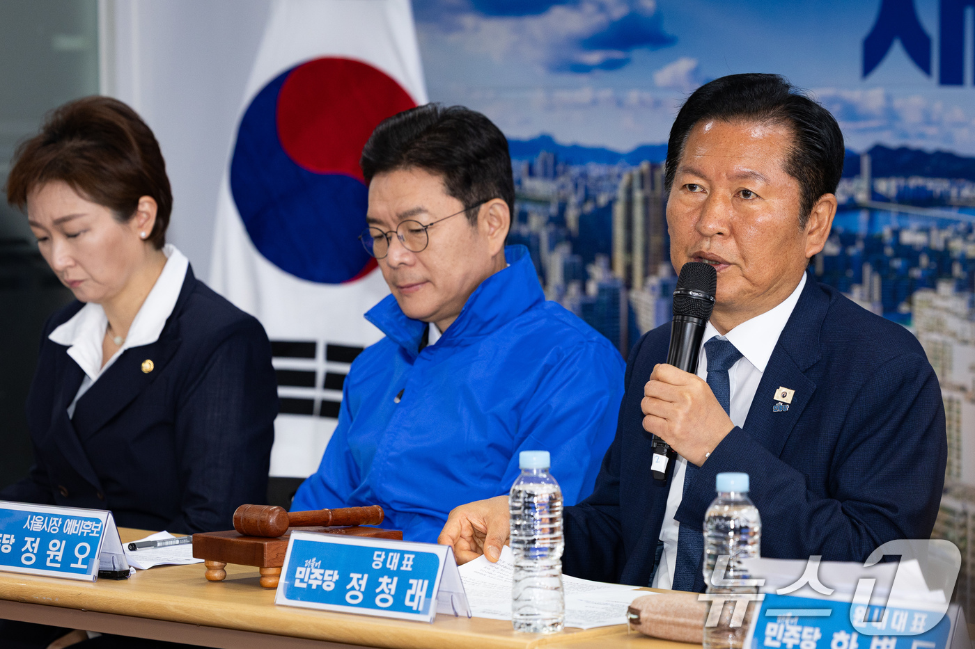 (서울=뉴스1) 유승관 기자 = 정청래 더불어민주당 대표가 8일 서울 송파구 조재희 송파구청장 후보 선거사무소에서 열린 현장최고위원회의에서 모두 발언을 하고 있다. 2026.5.8 …