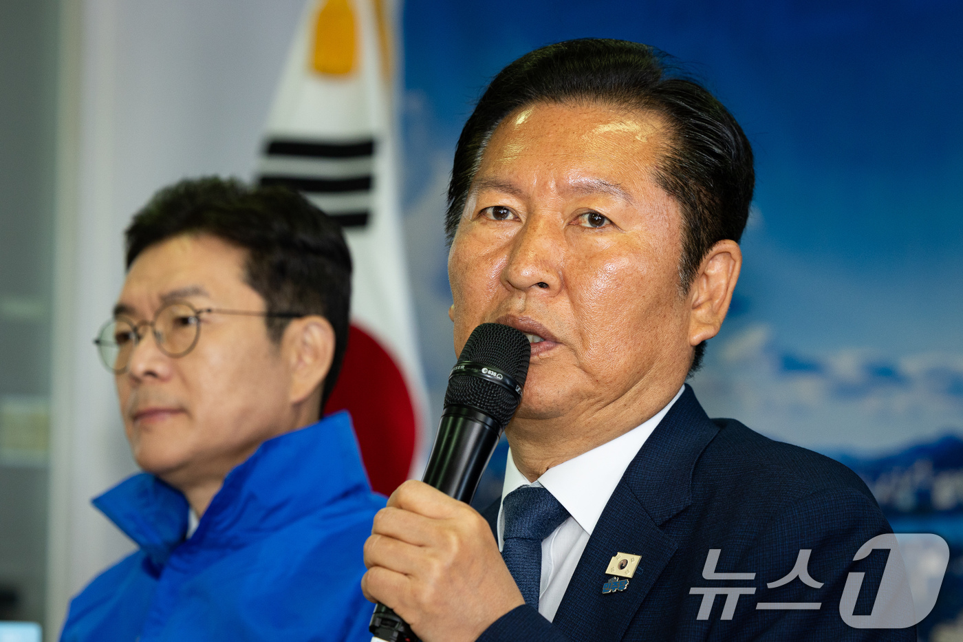 (서울=뉴스1) 유승관 기자 = 정청래 더불어민주당 대표가 8일 서울 송파구 조재희 송파구청장 후보 선거사무소에서 열린 현장최고위원회의에서 모두 발언을 하고 있다. 2026.5.8 …