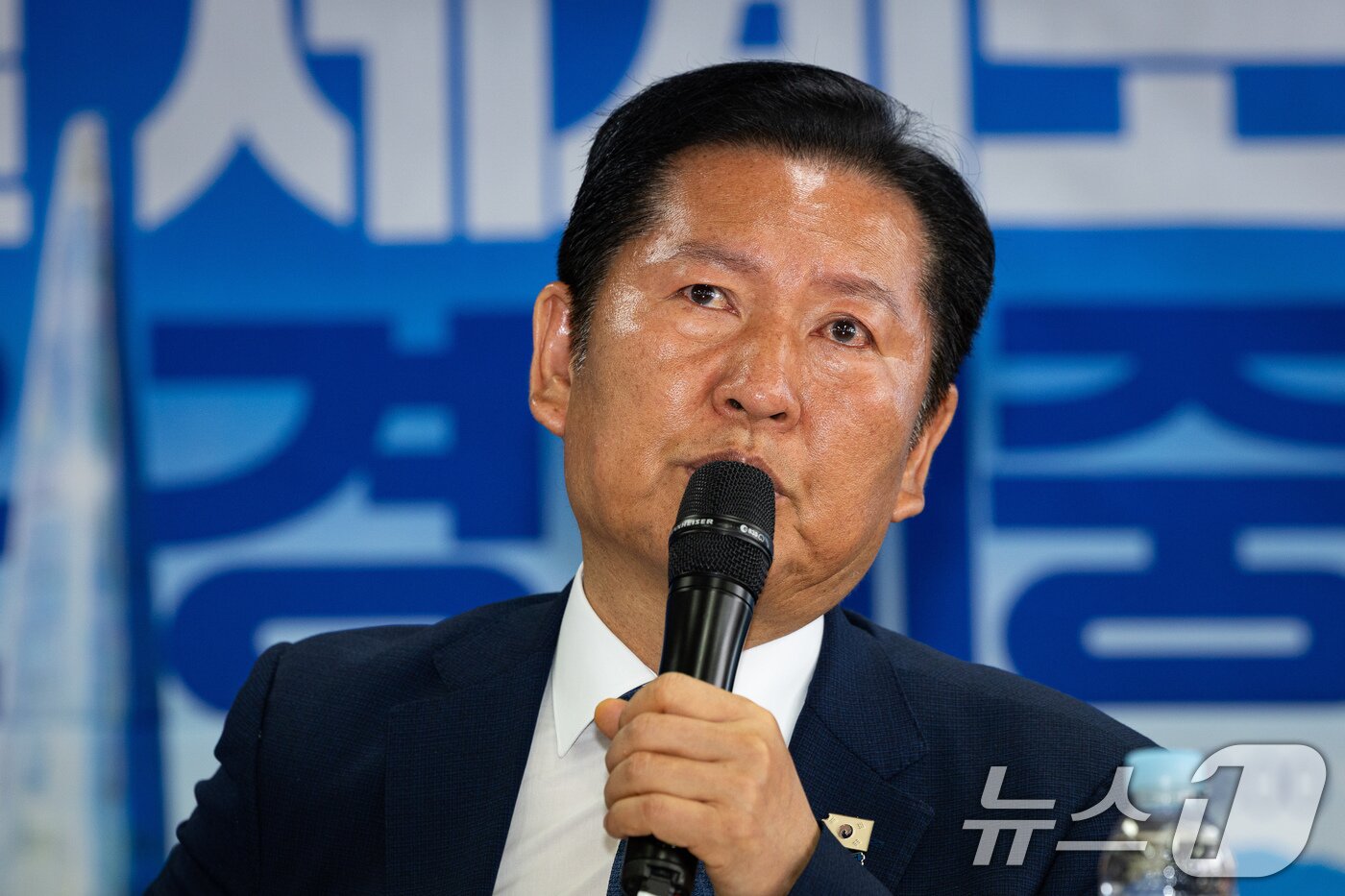 본문 이미지 - 정청래 더불어민주당 대표가 8일 서울 송파구 조재희 송파구청장 후보 선거사무소에서 열린 현장최고위원회의에서 노상원 수첩 관련 발언 중 울먹이고 있다. 2026.5.8 ⓒ 뉴스1 유승관 기자