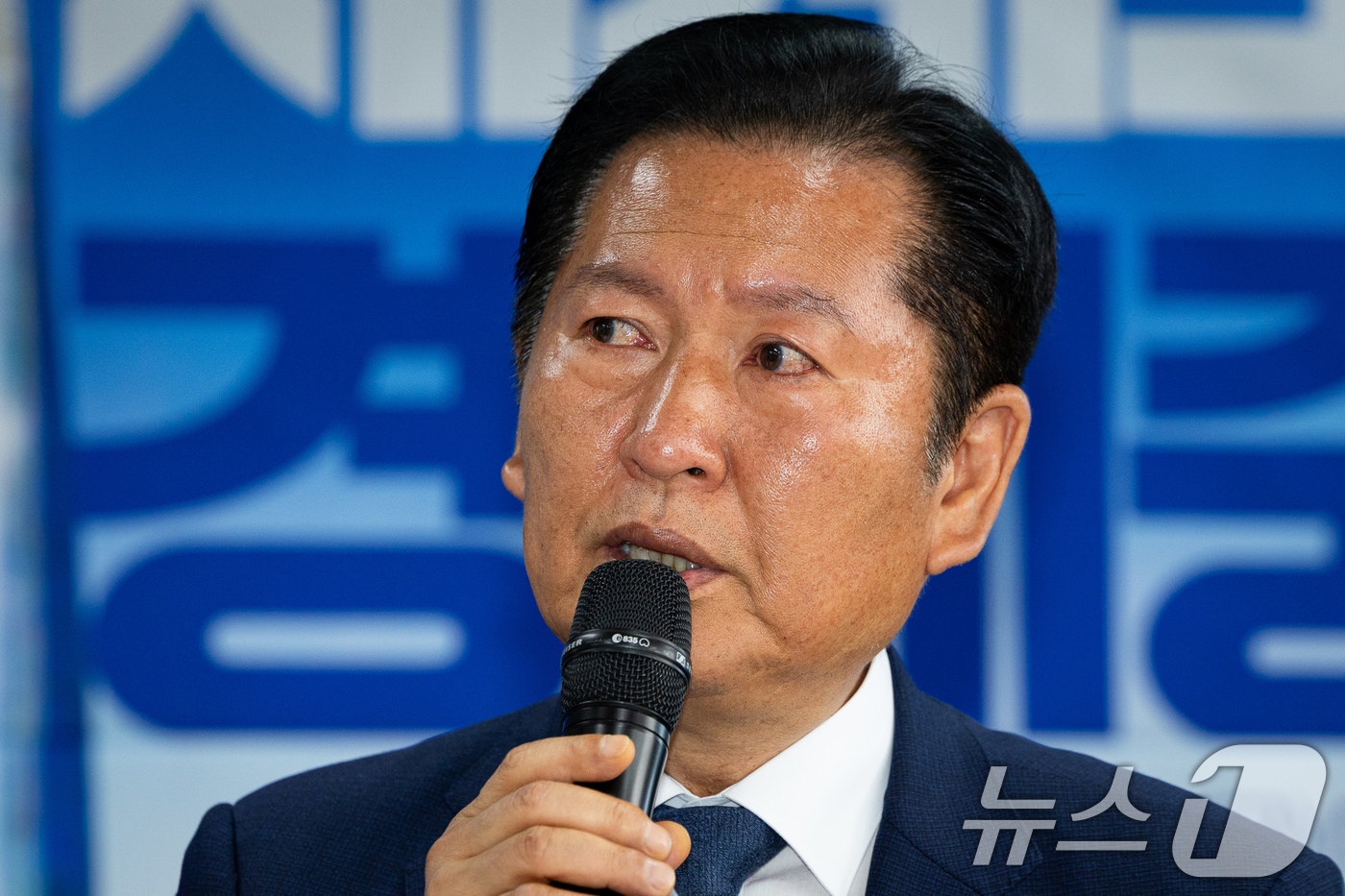 (서울=뉴스1) 유승관 기자 = 정청래 더불어민주당 대표가 8일 서울 송파구 조재희 송파구청장 후보 선거사무소에서 열린 현장최고위원회의에서 노상원 수첩 관련 발언 중 울먹이고 있다 …