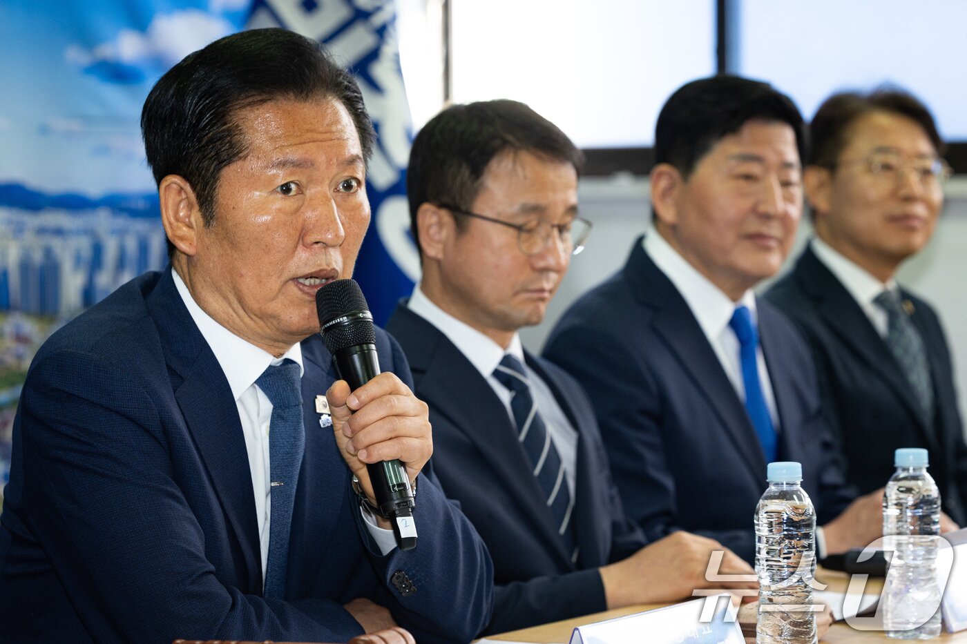 본문 이미지 - 정청래 더불어민주당 대표가 8일 서울 송파구 조재희 송파구청장 후보 선거사무소에서 열린 현장최고위원회의에서 모두 발언을 하고 있다. 2026.5.8 ⓒ 뉴스1 유승관 기자