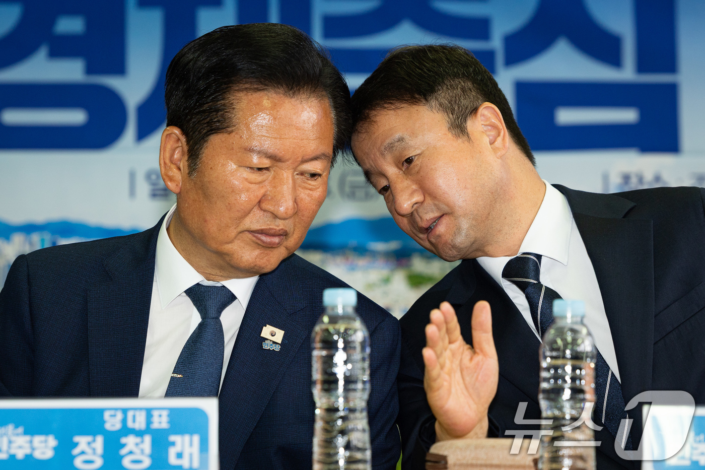 (서울=뉴스1) 유승관 기자 = 정청래 더불어민주당 대표와 한병도 원내대표가 8일 서울 송파구 조재희 송파구청장 후보 선거사무소에서 열린 현장최고위원회의에서 대화하고 있다. 202 …