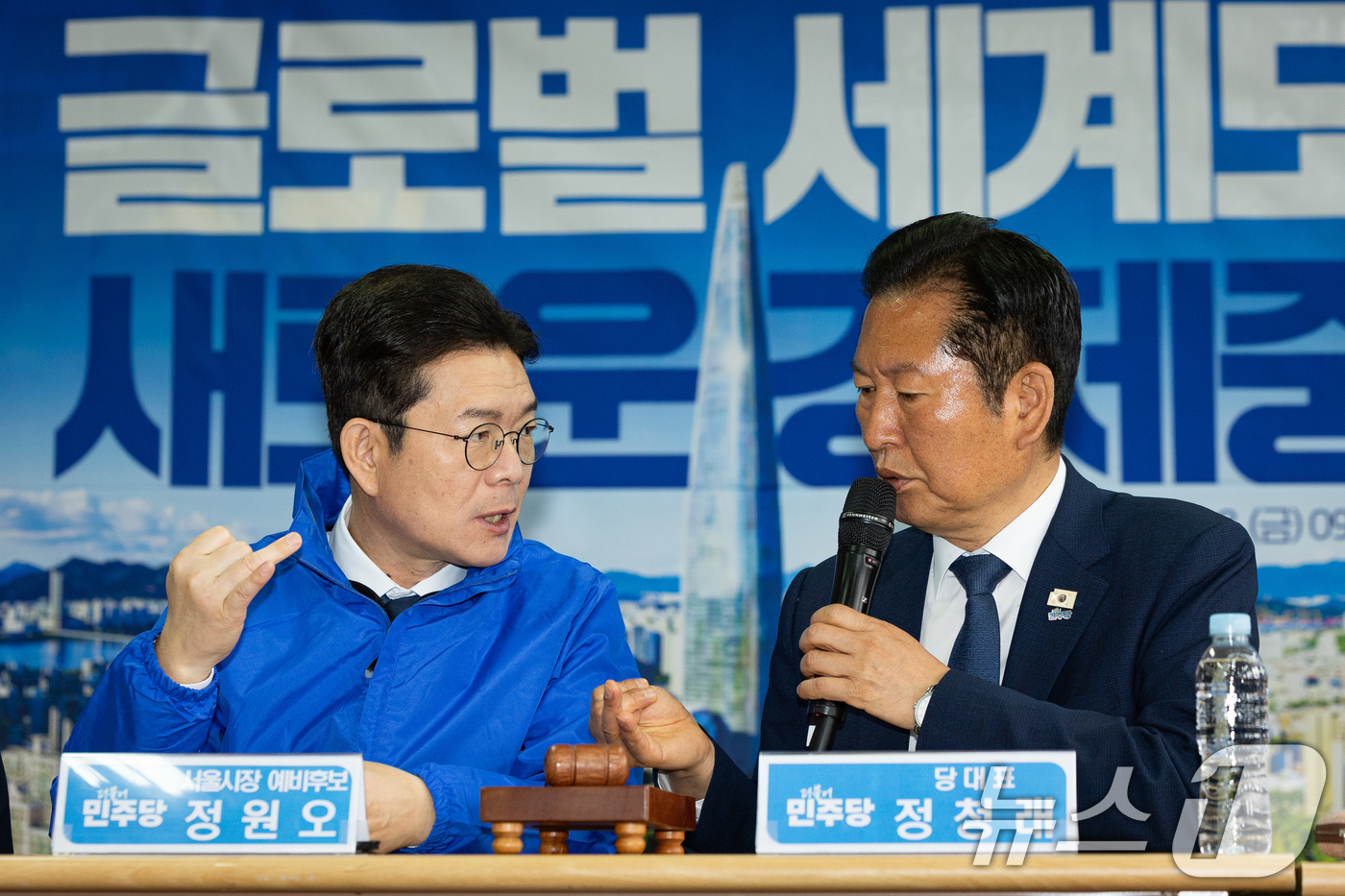 (서울=뉴스1) 유승관 기자 = 정청래 더불어민주당 대표와 정원오 서울시장 후보가 8일 서울 송파구 조재희 송파구청장 후보 선거사무소에서 열린 현장최고위원회의에서 대화하고 있다. …
