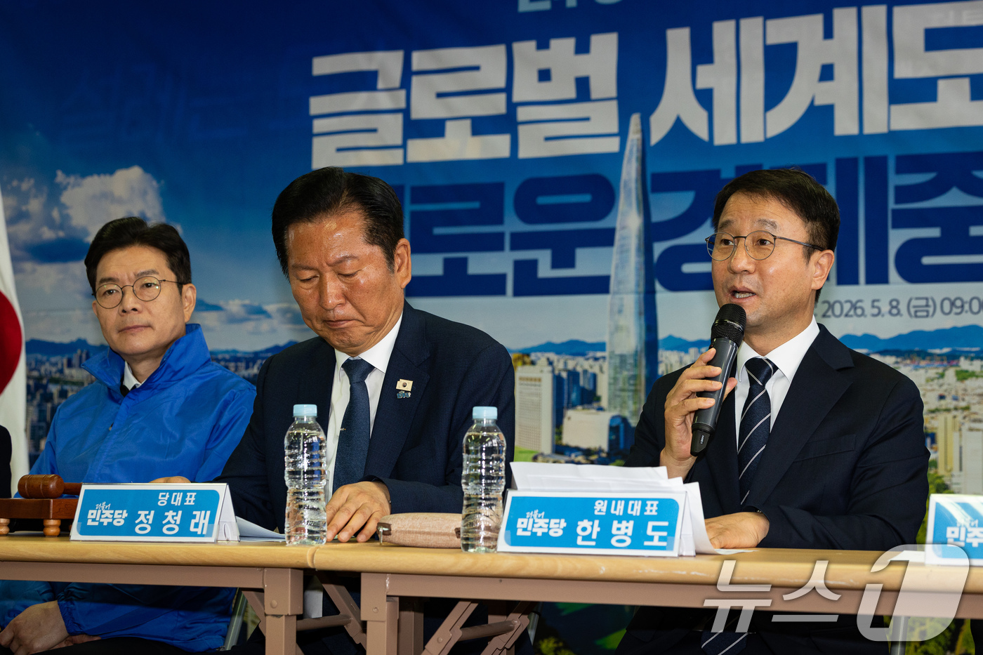 (서울=뉴스1) 유승관 기자 = 한병도 더불어민주당 원내대표가 8일 서울 송파구 조재희 송파구청장 후보 선거사무소에서 열린 현장최고위원회의에서 모두 발언을 하고 있다. 2026.5 …