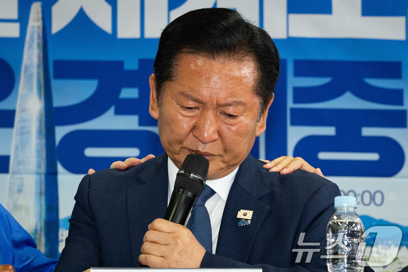 본문 이미지 - 정청래 더불어민주당 대표가 8일 서울 송파구 조재희 송파구청장 후보 선거사무소에서 열린 현장최고위원회의에서 노상원 수첩 관련 발언 중 울먹이고 있다. 2026.5.8 ⓒ 뉴스1 유승관 기자