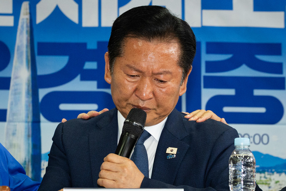 눈물 삼키는 정청래 민주당 대표