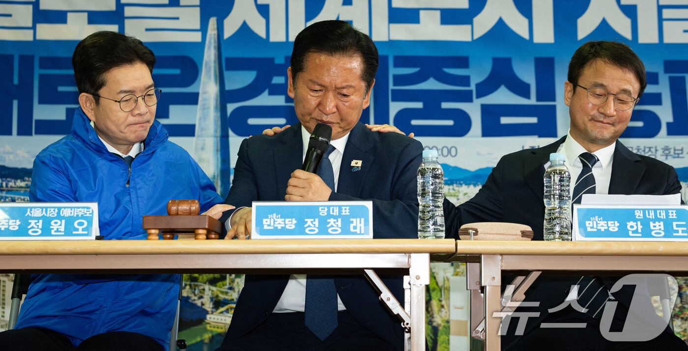 본문 이미지 - 8일 서울 송파구 조재희 더불어민주당 송파구청장 후보 선거사무소에서 열린 현장최고위원회의에서 정청래 대표가 노상원 수첩 관련 발언 중 울먹이자 정원오 서울시장 후보(왼쪽)와 한병도 원내대표가 위로하고 있다. 2026.5.8 ⓒ 뉴스1 유승관 기자