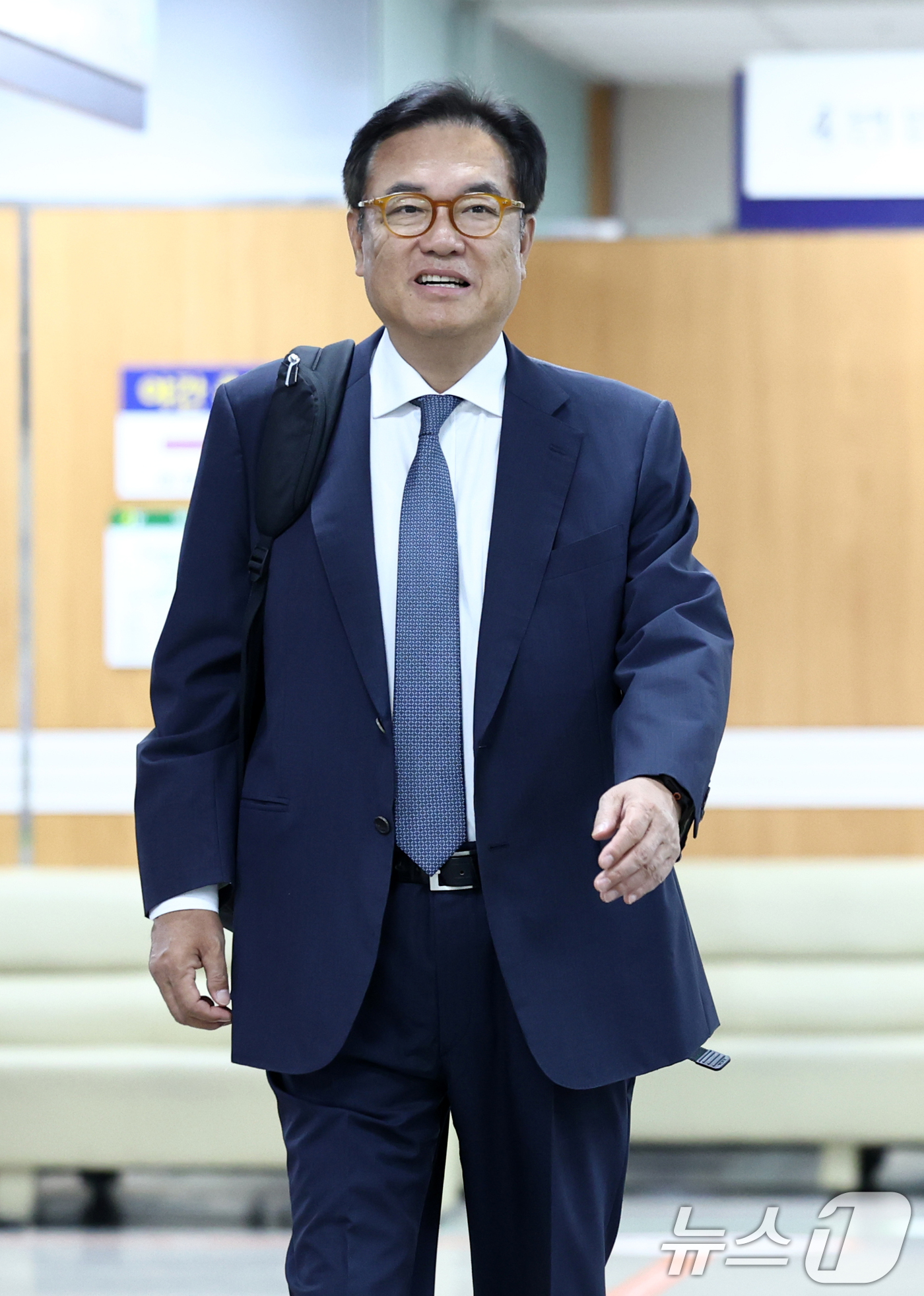 (서울=뉴스1) 최지환 기자 = 헌법재판관 미임명과 관련해 직무유기 혐의를 받는 정진석 전 대통령 비서실장이 8일 오전 서울 서초구 서울중앙지방법원에서 열린 1심 공판에 출석하고 …