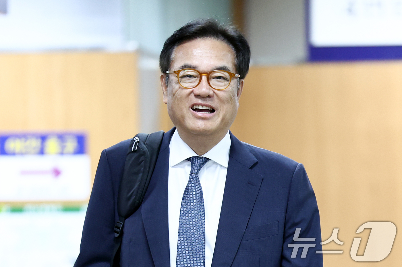 (서울=뉴스1) 최지환 기자 = 헌법재판관 미임명과 관련해 직무유기 혐의를 받는 정진석 전 대통령 비서실장이 8일 오전 서울 서초구 서울중앙지방법원에서 열린 1심 공판에 출석하고 …