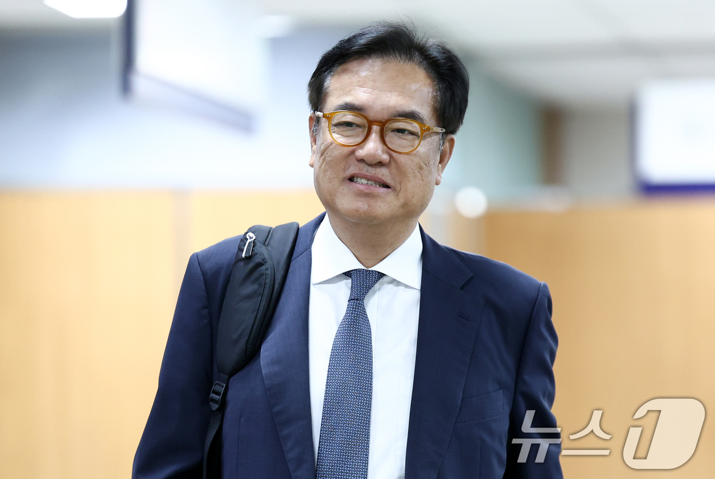 (서울=뉴스1) 최지환 기자 = 헌법재판관 미임명과 관련해 직무유기 혐의를 받는 정진석 전 대통령 비서실장이 8일 오전 서울 서초구 서울중앙지방법원에서 열린 1심 공판에 출석하고 …