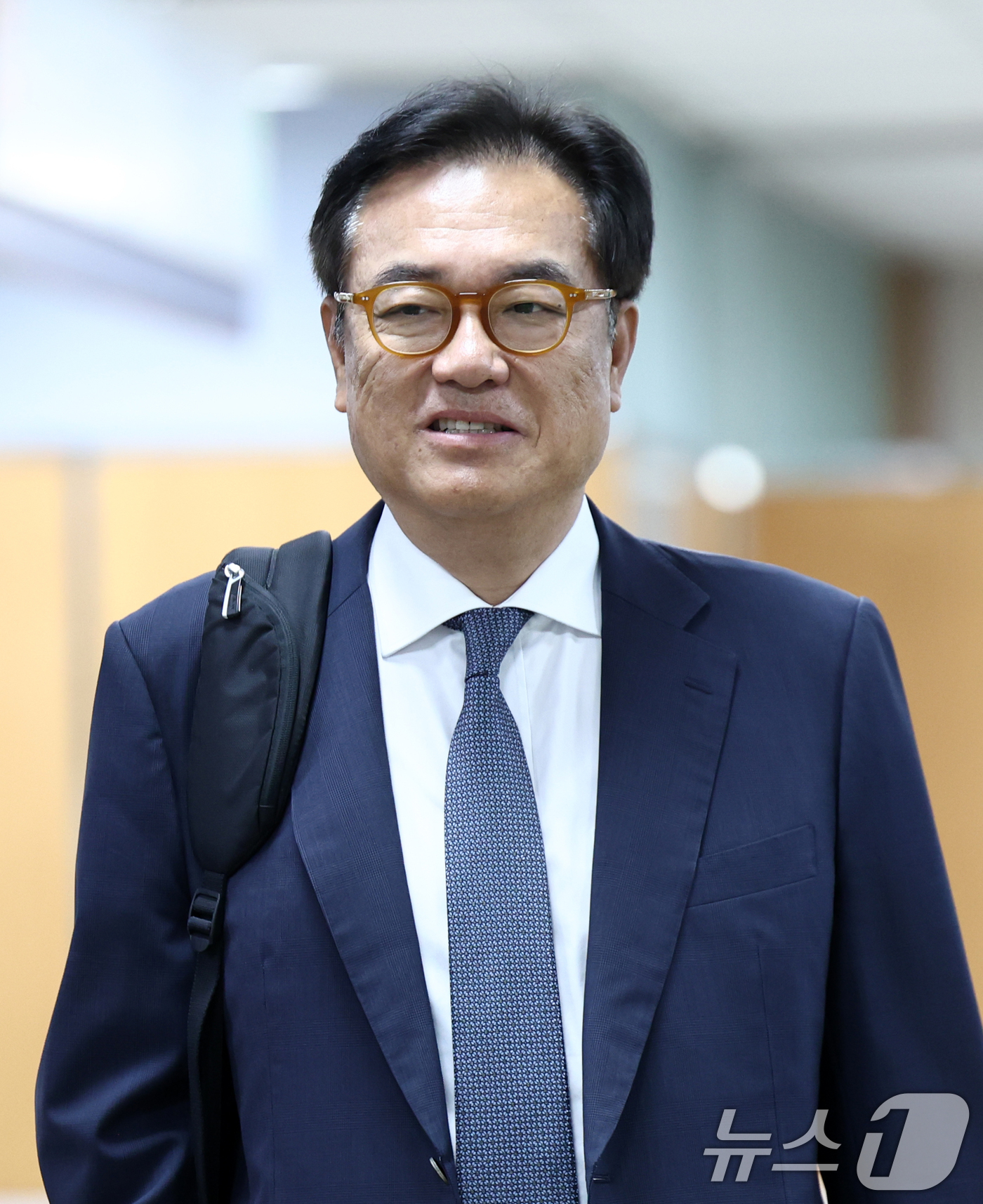 (서울=뉴스1) 최지환 기자 = 헌법재판관 미임명과 관련해 직무유기 혐의를 받는 정진석 전 대통령 비서실장이 8일 오전 서울 서초구 서울중앙지방법원에서 열린 1심 공판에 출석하고 …