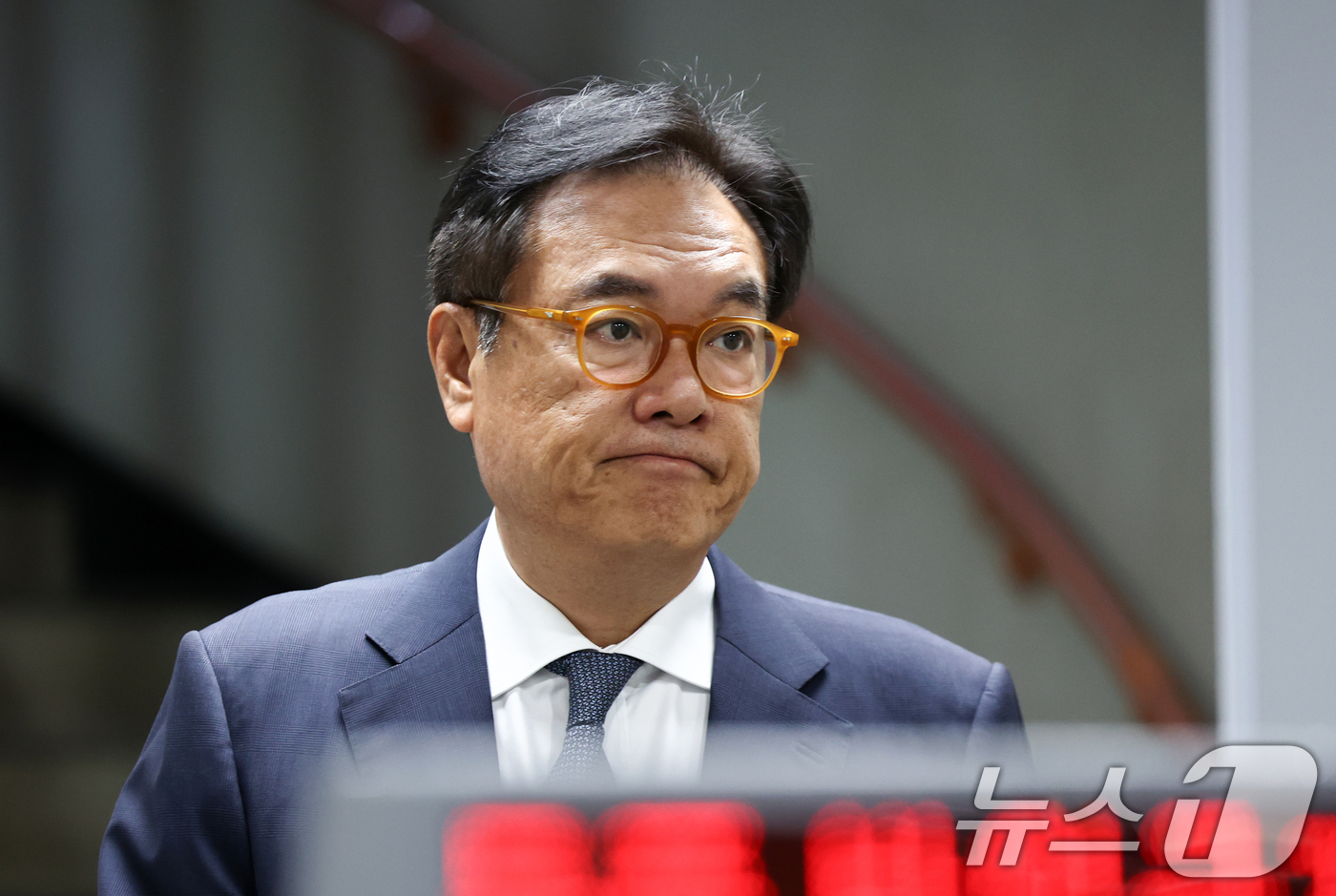 (서울=뉴스1) 최지환 기자 = 헌법재판관 미임명과 관련해 직무유기 혐의를 받는 정진석 전 대통령 비서실장이 8일 오전 서울 서초구 서울중앙지방법원에서 열린 1심 공판에 출석하고 …