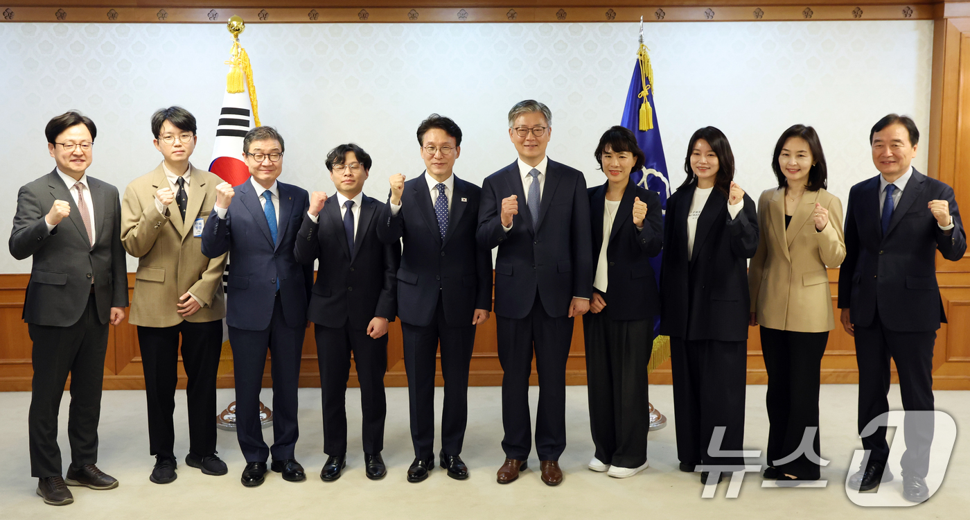 (서울=뉴스1) 김명섭 기자 = 김민석 국무총리가 8일 서울 종로구 세종대로 정부서울청사에서 열린 사행산업통합감독위원회 민간위원 위촉장 수여식에서 최병환 위원장 등 위원들과 기념촬 …