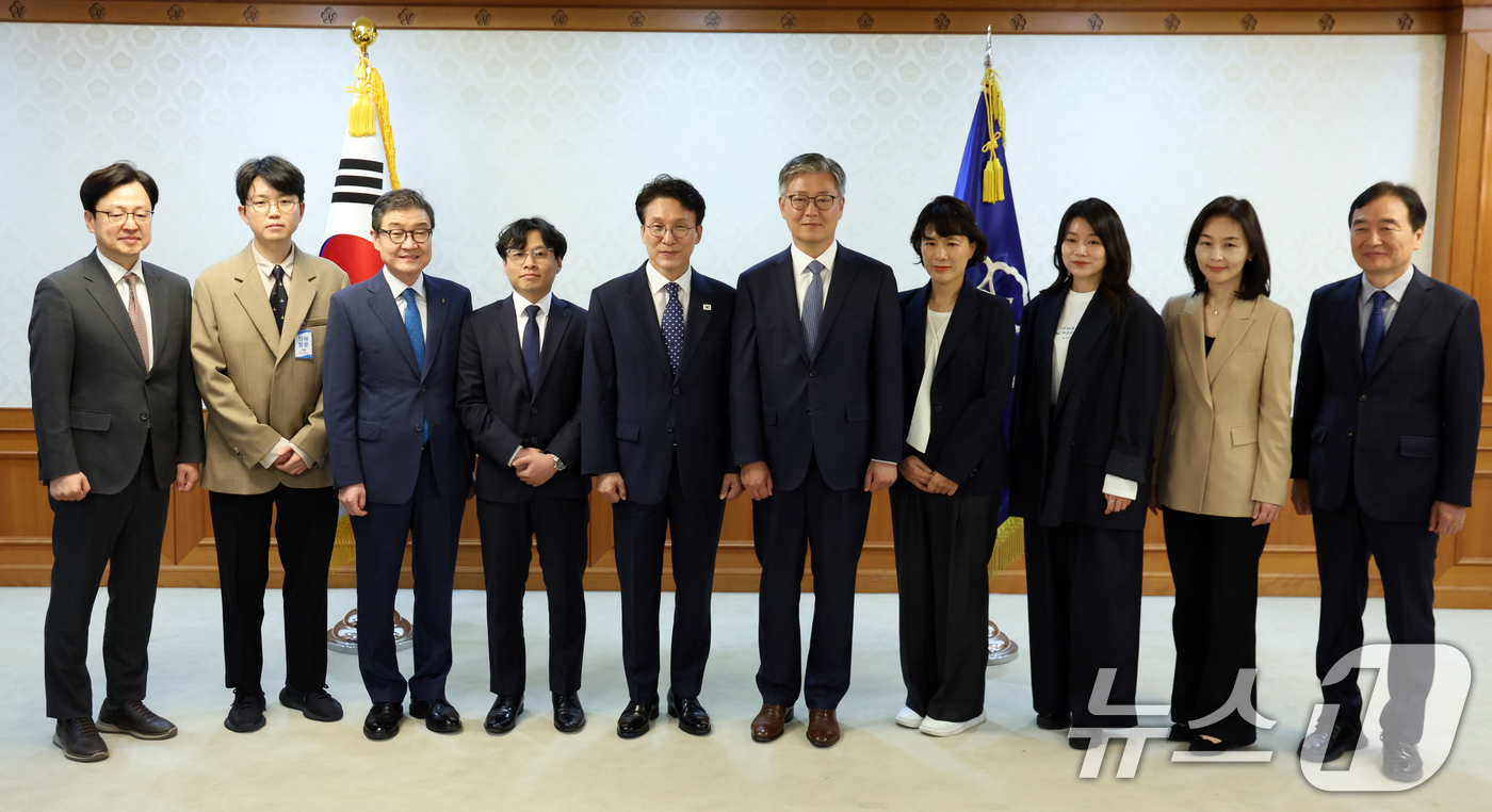 (서울=뉴스1) 김명섭 기자 = 김민석 국무총리가 8일 서울 종로구 세종대로 정부서울청사에서 열린 사행산업통합감독위원회 민간위원 위촉장 수여식에서 최병환 위원장 등 위원들과 기념촬 …