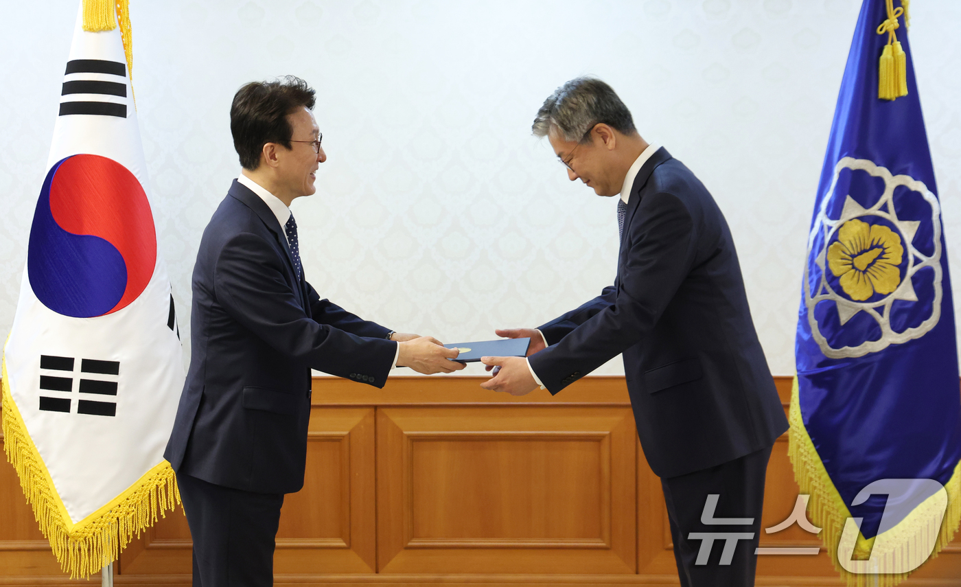 (서울=뉴스1) 김명섭 기자 = 김민석 국무총리가 8일 서울 종로구 세종대로 정부서울청사에서 열린 사행산업통합감독위원회 민간위원 위촉장 수여식에서 최병환 위원장에게 위촉장을 전달하 …
