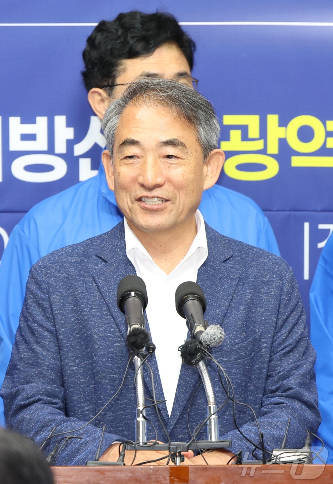 (전주=뉴스1) 유경석 기자 = 윤준병 더불어민주당 전북도당위원장과 전북지역 광역·기초단체장 예비후보들이 8일 전북 전주시 전북특별자치도의회에서 합동 기자회견을 하고 있다. 202 …
