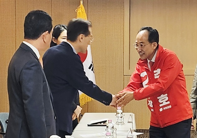 대구 경제인과 인사 나누는 추경호