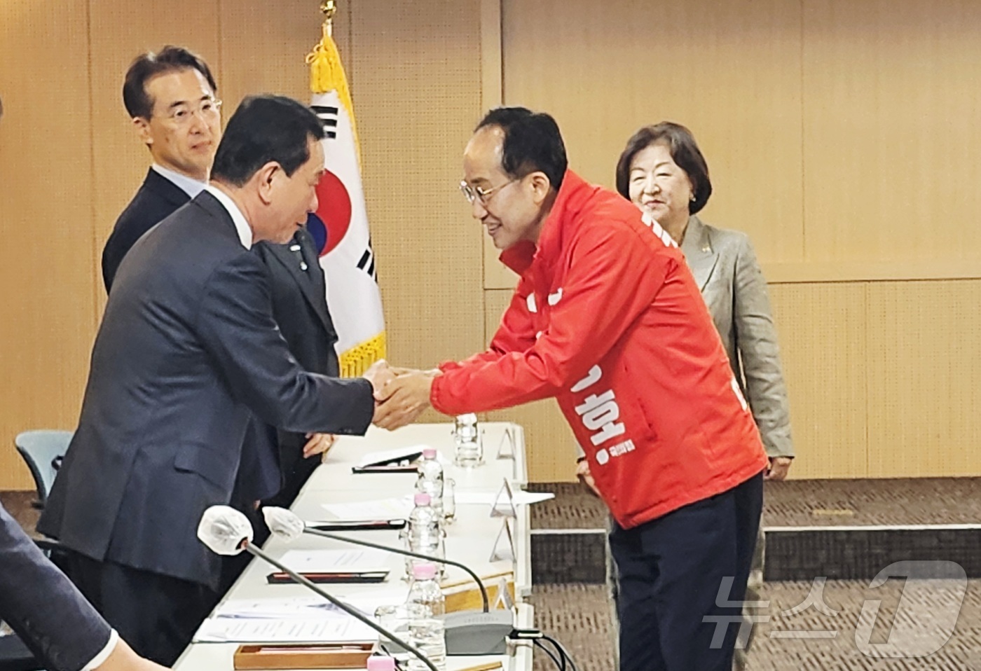 (대구=뉴스1) 남승렬 기자 = 추경호 국민의힘 대구시장 예비후보가 8일 오전 대구상공회의소에서 열린 \'대구시장 후보 초청 간담회\'에 참석해 경제인들과 인사를 나누고 있다. 2 …
