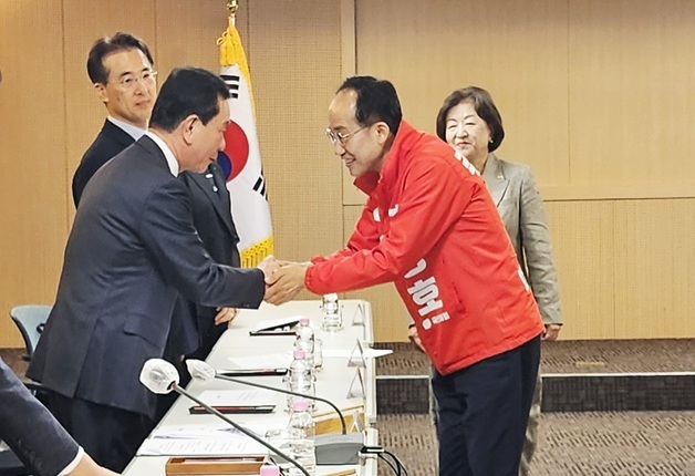 대구 경제인과 인사 나누는 추경호