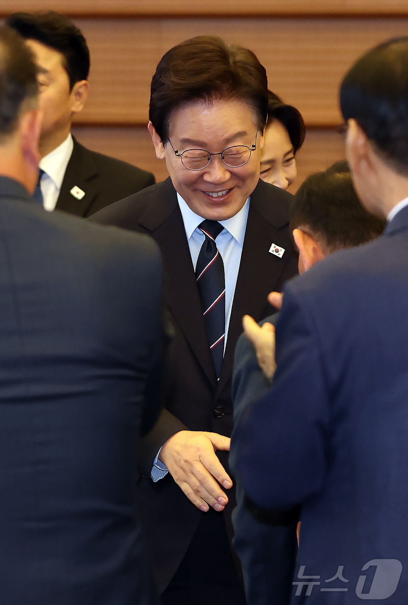(서울=뉴스1) 허경 기자 = 이재명 대통령과 김혜경 여사가 8일 서울 대한상공회의소에서 열린 제54회 어버이날 기념식에 입장하며 참석자들과 인사를 나누고 있다. 2026.5.8/ …