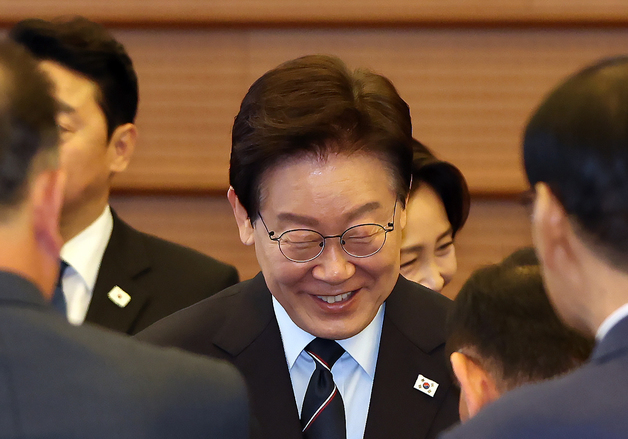 이재명 대통령 내외, 제54회 어버이날 기념식 입장