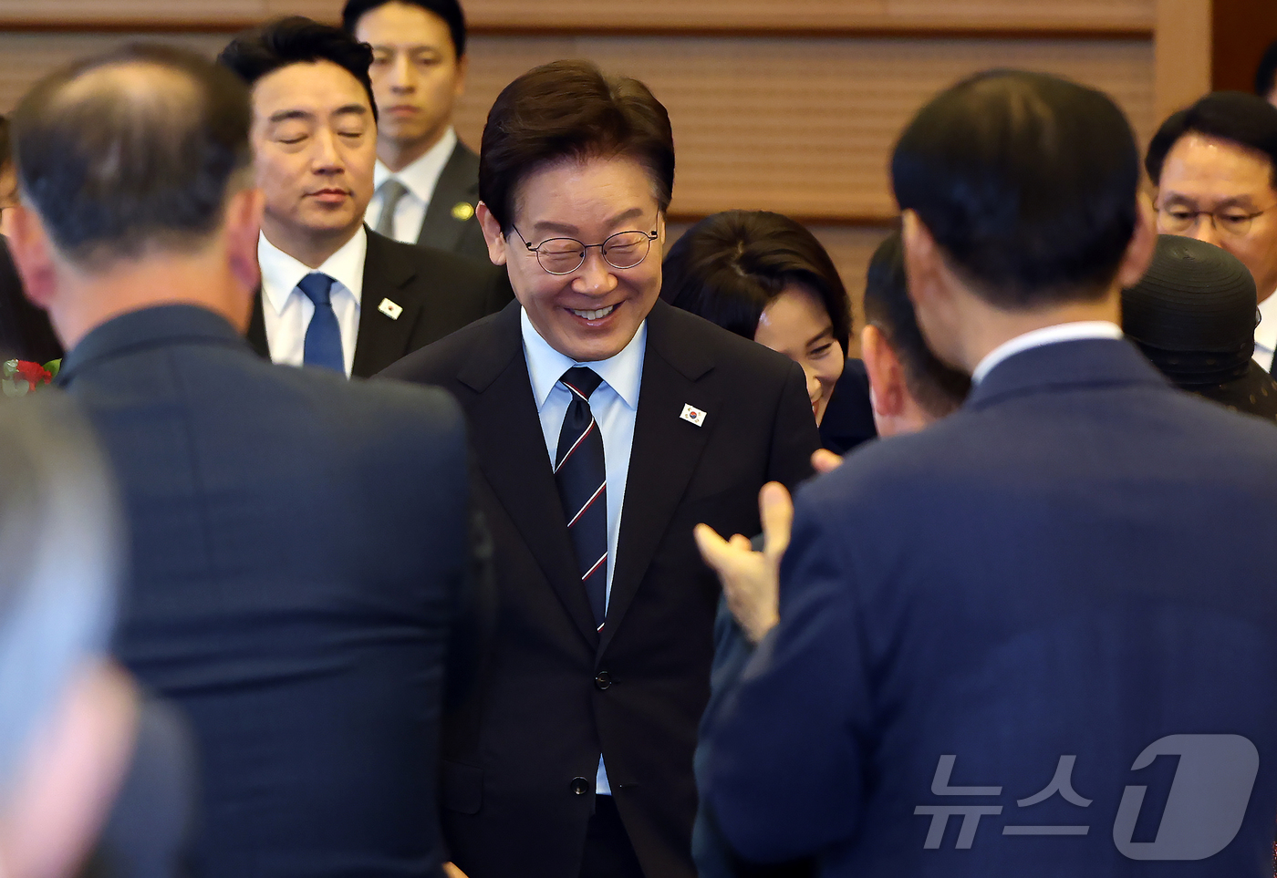 (서울=뉴스1) 허경 기자 = 이재명 대통령과 김혜경 여사가 8일 서울 대한상공회의소에서 열린 제54회 어버이날 기념식에 입장하고 있다. 2026.5.8/뉴스1