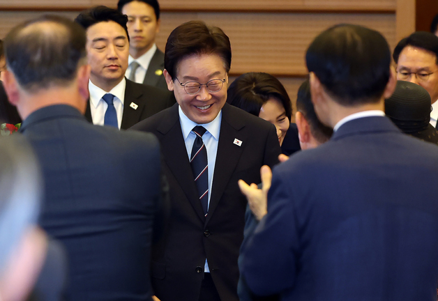 제54회 어버이날 기념식 입장하는 이재명 대통령 내외