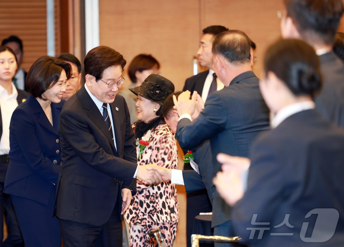 (서울=뉴스1) 허경 기자 = 이재명 대통령이 8일 서울 중구 대한상공회의소에서 열린 제54회 어버이날 기념식에서 참석자와 악수를 하고 있다.  2026.5.8/뉴스1