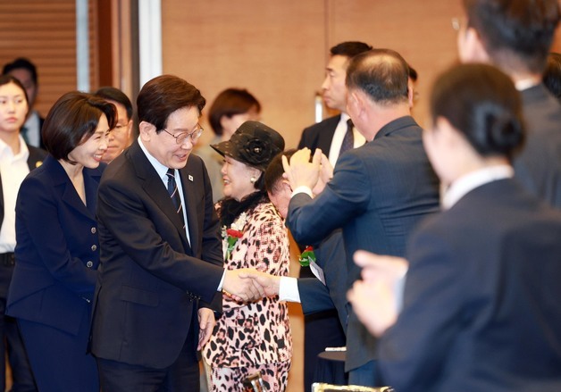 참석자와 악수하는 이재명 대통령