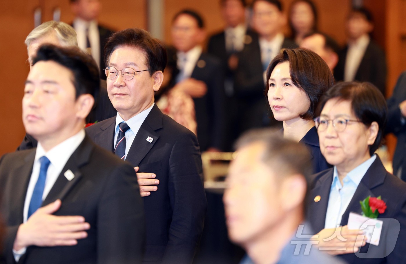 (서울=뉴스1) 허경 기자 = 이재명 대통령과 김혜경 여사가 8일 서울 중구 대한상공회의소에서 열린 제54회 어버이날 기념식에서 국민의례를 하고 있다. 2026.5.8/뉴스1