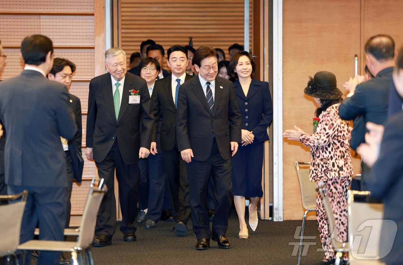 (서울=뉴스1) 허경 기자 = 이재명 대통령과 김혜경 여사가 8일 서울 중구 대한상공회의소에서 열린 제54회 어버이날 기념식에 입장하고 있다. 2026.5.8/뉴스1
