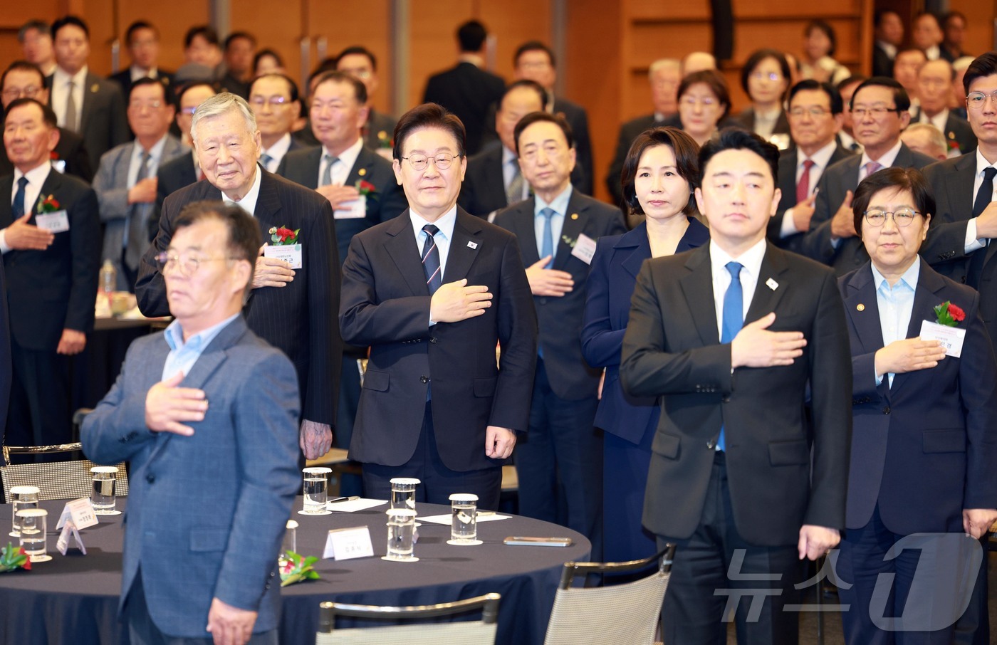 (서울=뉴스1) 허경 기자 = 이재명 대통령과 김혜경 여사가 8일 서울 중구 대한상공회의소에서 열린 제54회 어버이날 기념식에서 국민의례를 하고 있다. 2026.5.8/뉴스1