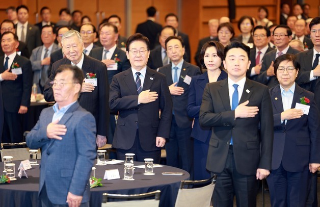이재명 대통령, 어버이날 기념식 국민의례