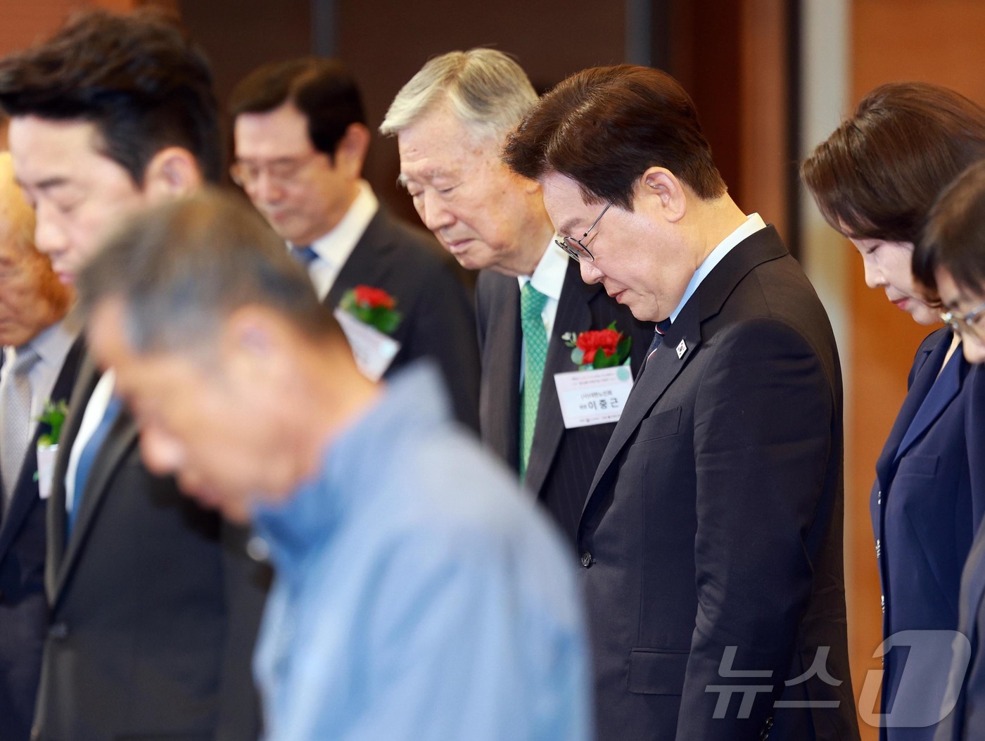 (서울=뉴스1) 허경 기자 = 이재명 대통령이 8일 서울 중구 대한상공회의소에서 열린 제54회 어버이날 기념식에서 순국선열에 묵념을 하고 있다. 2026.5.8/뉴스1