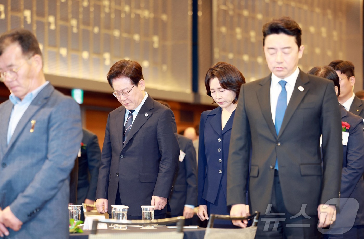 (서울=뉴스1) 허경 기자 = 이재명 대통령이 8일 서울 중구 대한상공회의소에서 열린 제54회 어버이날 기념식에서 순국선열에 묵념을 하고 있다. 2026.5.8/뉴스1
