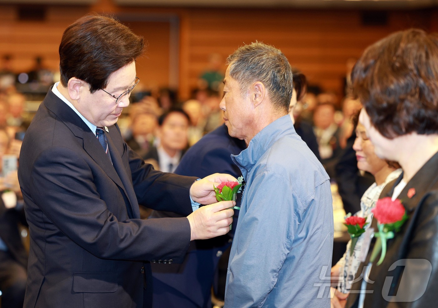 (서울=뉴스1) 허경 기자 = 이재명 대통령이 8일 서울 중구 대한상공회의소에서 열린 제54회 어버이날 기념식에서 순직 공무원 부모에게 카네이션을 달아주고 있다. 2026.5.8/ …