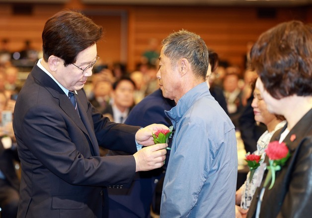 순직 공무원 부모에게 카네이션 달아주는 이재명 대통령